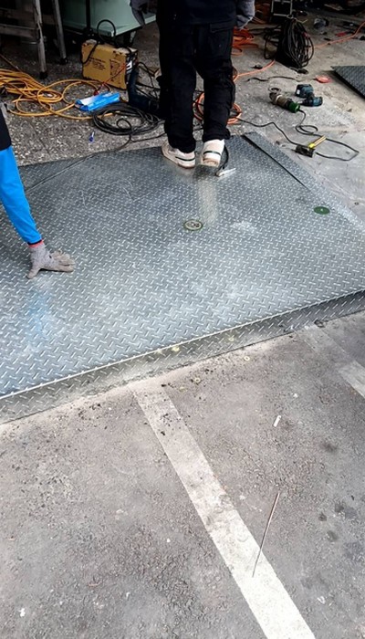 新竹地面水平平台架設, 新竹門口地面平台施作, 新竹地板墊高平台, 新竹花紋鋼板, 新竹鐵工, 新竹鐵件製作