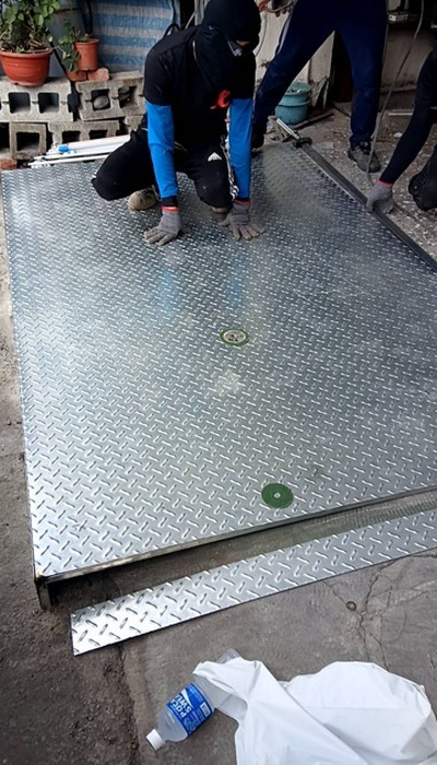 新竹地面水平平台架設, 新竹門口地面平台施作, 新竹地板墊高平台, 新竹花紋鋼板, 新竹鐵工, 新竹鐵件製作